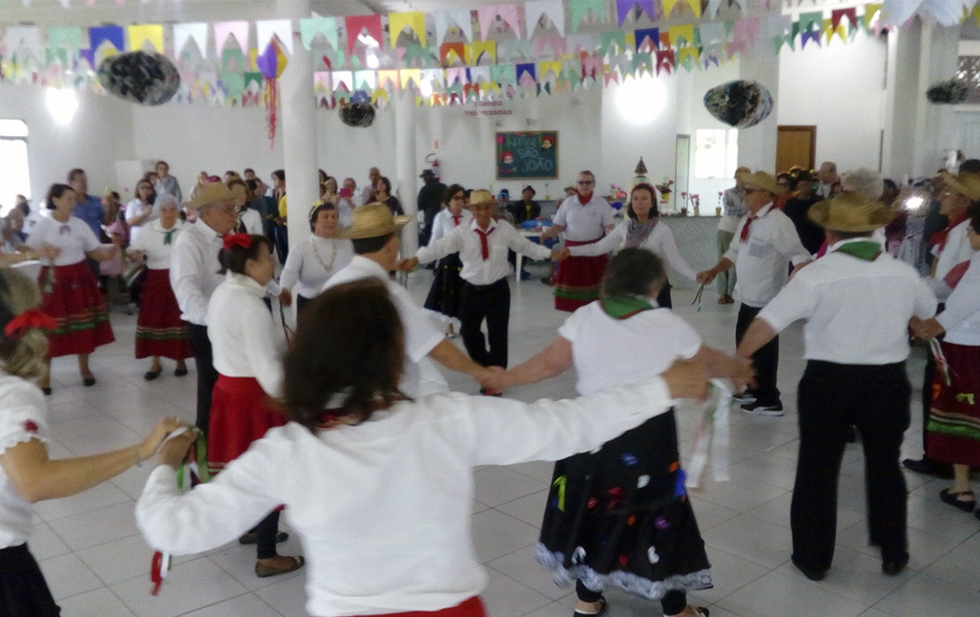 Festa Junina da Terceira Idade tem apoio da prefeitura e reúne 600 pessoas