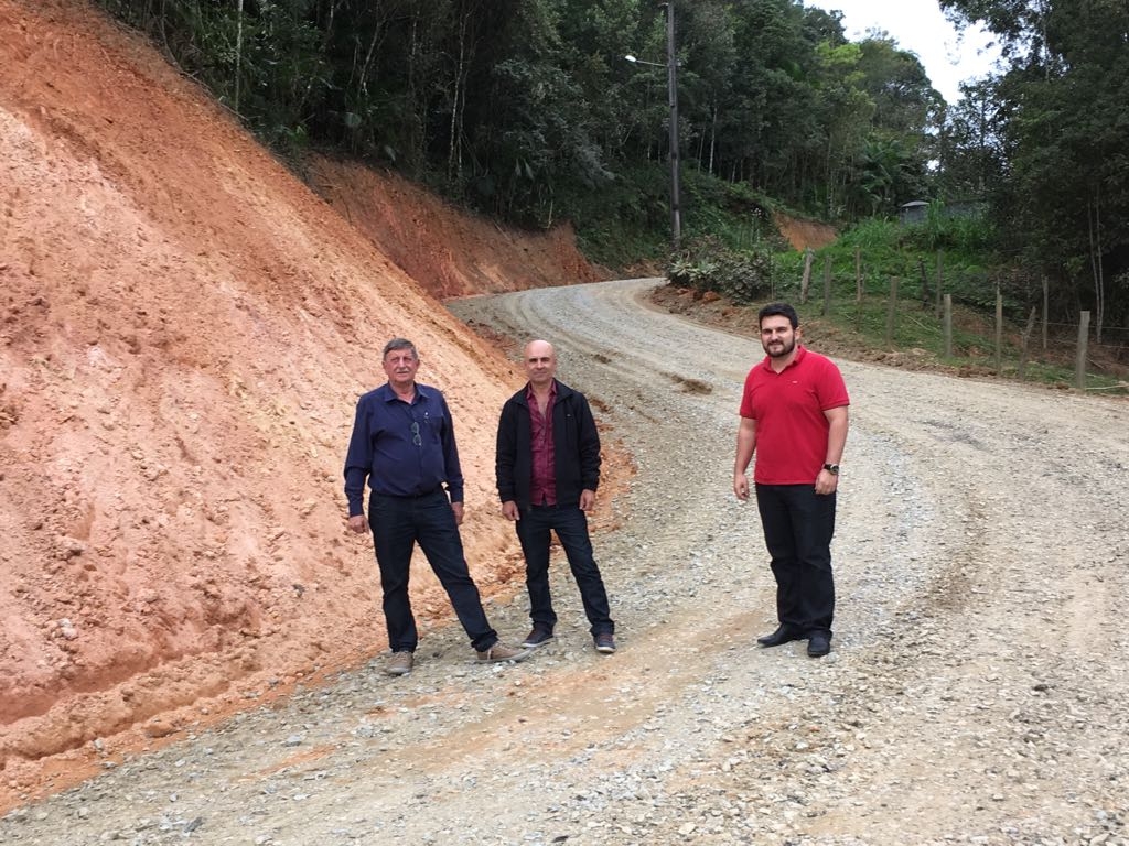 Alargamento e contenção de quedas de barreiras Alargamento e contenção de quedas de barreiras